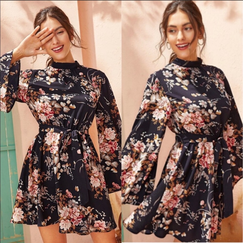 Backless floral mini dress with long bell sleeves - Picture 7 of 7
